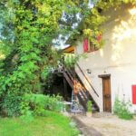 vue du gîte Soulan avec escalier en bois exterieur