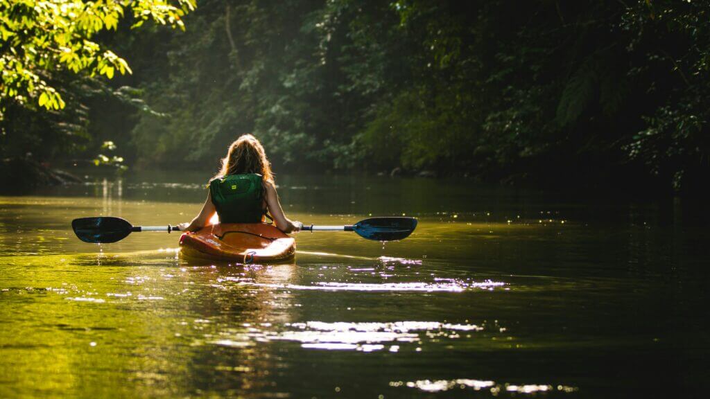 femme dans canoe-kayak