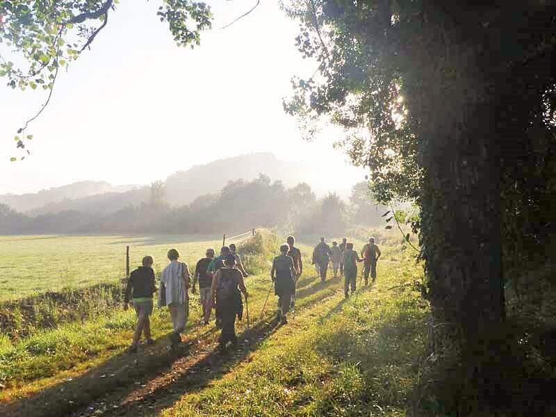 groupe de randonneurs dans la campagne