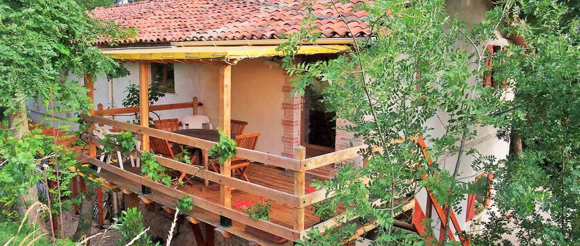 terrasse à l'étage en extérieur du gîte le Soulan avec tables et chaises